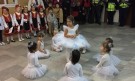 Трогателно: Полицаи танцуват с деца (ВИДЕО) - Снимка 3 - Tribune.bg